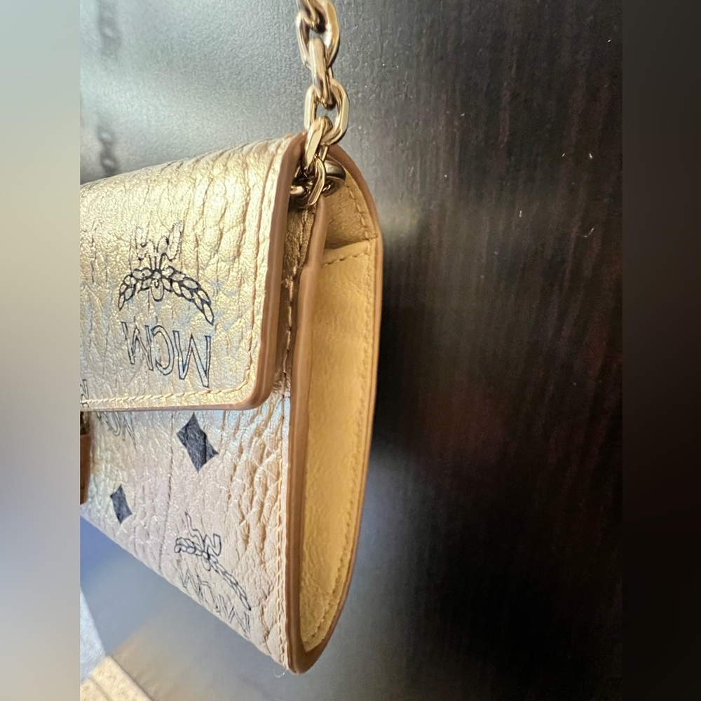 MCM Authentic
Crossbody Wallet & Chain
Canvas and leather
Gold /black MCM logo - Picture 4 of 11